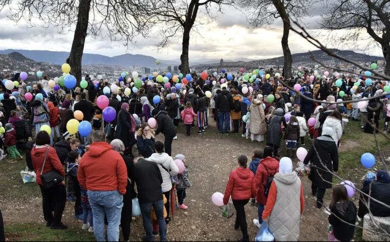 بوسنيون ينتظرون مدفع رمضان 