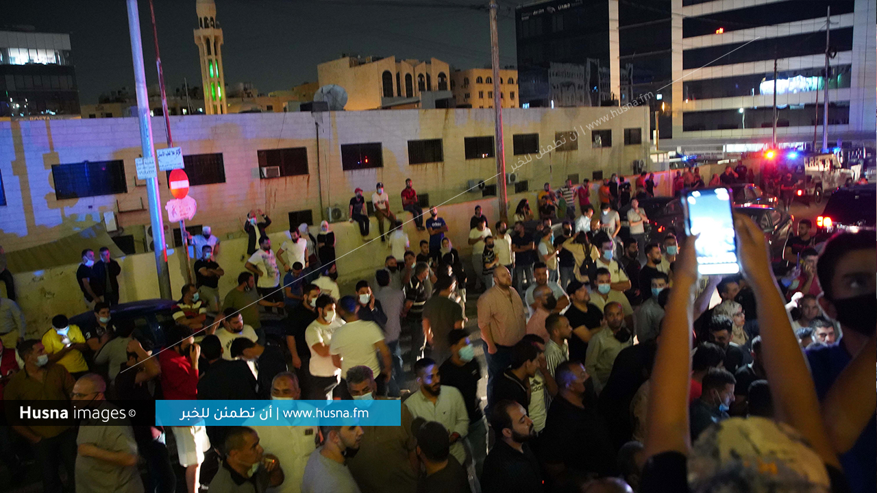 تجمهر عدد من المواطنين عند مستشفى الجاردنز إثر انقطاع الكهرباء | Husna Images
