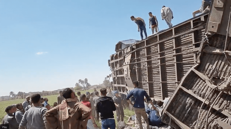 تصوير: اليوم السابع | انتشال الضحايا والمصابين في حادث القطارين