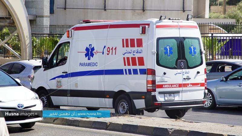 سيارة إسعاف تسير في الشارع العام خلال أزمة مرورية