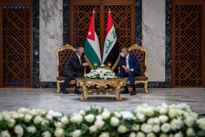 الملك عبدالله الثاني ورئيس مجلس الوزراء العراقي مصطفى الكاظمي في مطار بغداد الدولي