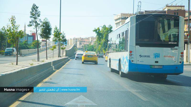 صورة أرشيفية | باص عمان يسير في شارع الملكة رانيا على يمين مسار الباص سريع التردد