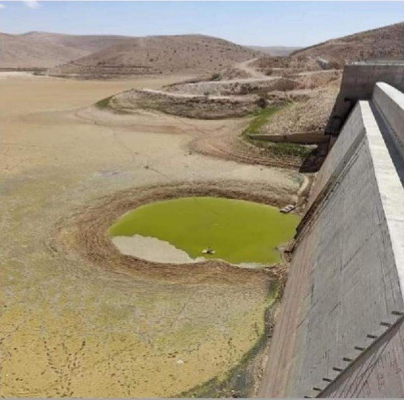 صورة تظهر جفاف سد الوالة من المياه 