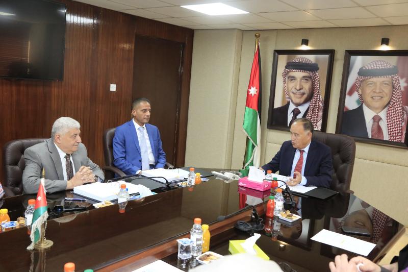وزير المياه خلال توقيع اتفاقية تنفيذ مشروع صرف صحي في مناطق في الجبيهة