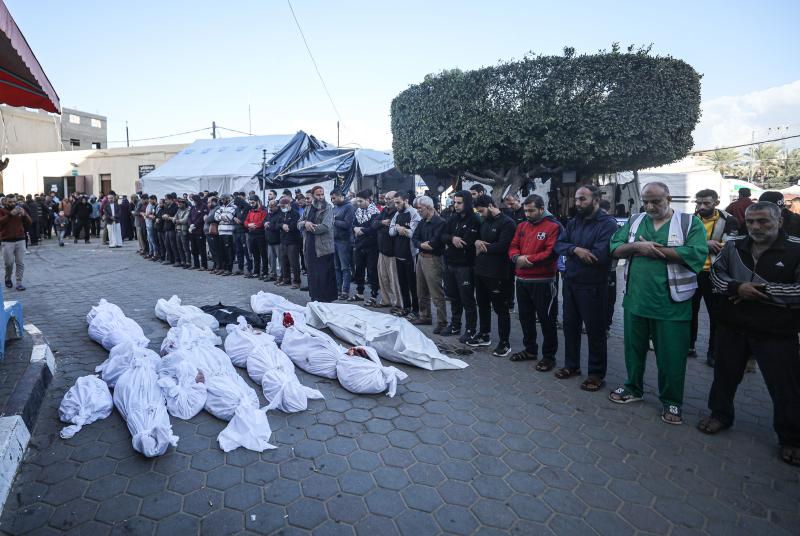 أهالي الشهداء يصلون صلاة الجنازة أمام مشرحة شهداء الأقصى في دير البلح