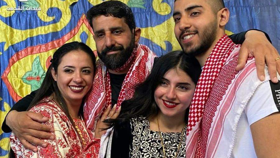 صورة تجمع الأسير المحرر مجد بربر بزوجته وولديه بعد الإفراج عنه صورة تجمع الاسير المحرر مجد بربر بزوجته و ولديه