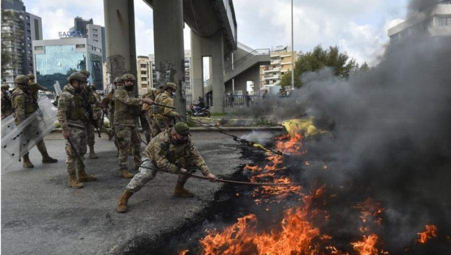 جندي لبناني أثناء فتح طريق رئيسي في بيروت 10 آذار