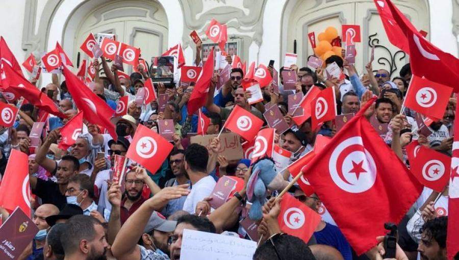 متظاهرون تونسيون امام المسرح البلدي في العاصمة تونس 26 أيلول 2021