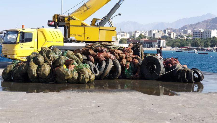 إطارات كاوتشوك مستخرجة من بحر العقبة