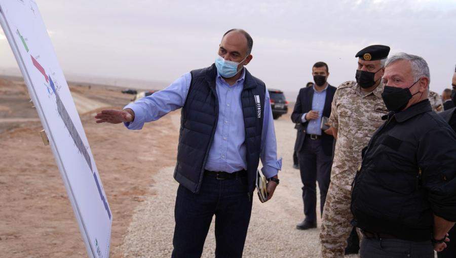 الملك خلال زيارته منطقة الغمر