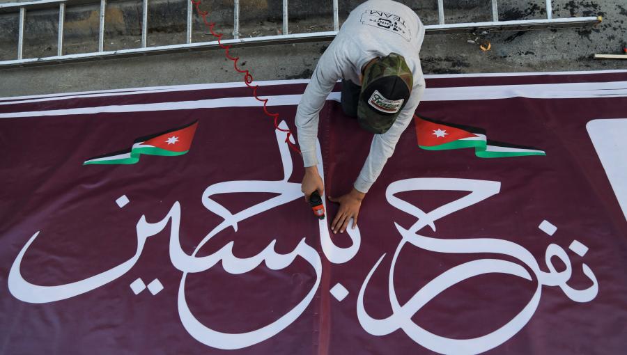 من تجهيزات الاحتفال بعقد قران ولي العهد عامل يجهز لافتة &quot;نفرح بالحسين&quot; لتعليقها في أحد الشوارع