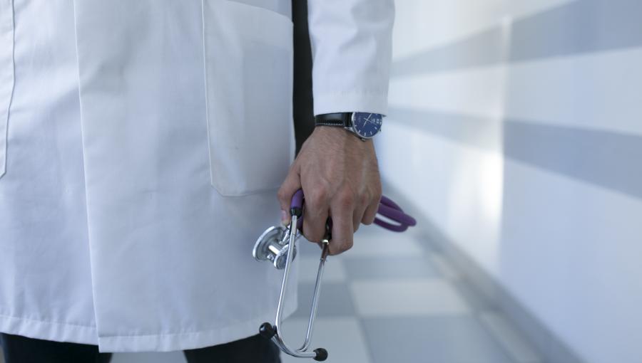 صورة تعبيرية | طبيب مع سماعة