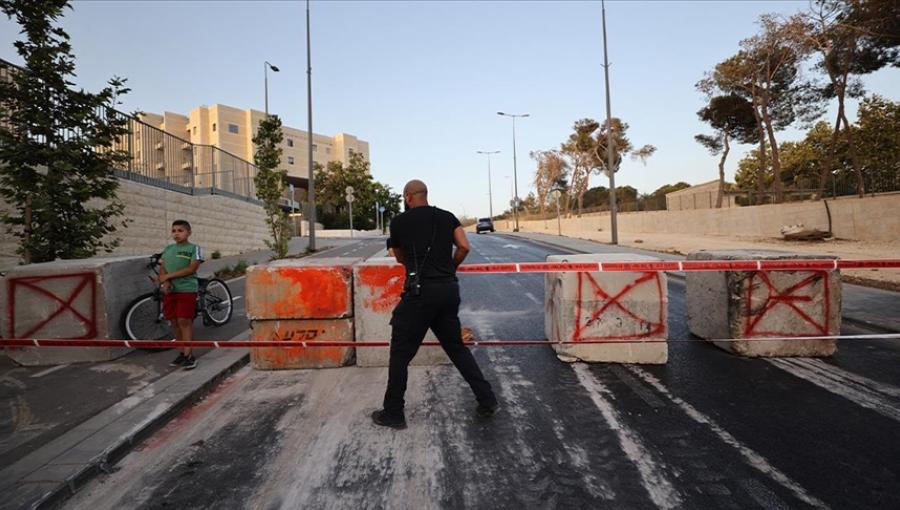 حاجز نصبته شرطة الاحتلال الإسرائيلي طفل مقدسي مع دراجته الهوائية يقف على حاجز نصبته شرطة الاحتلال الإسرائيلي