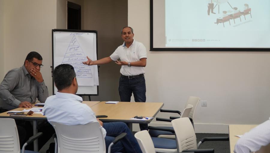 معلمون خلال دورة تدريبية | أكاديمية الملكة رانيا لتدريب المعلمين