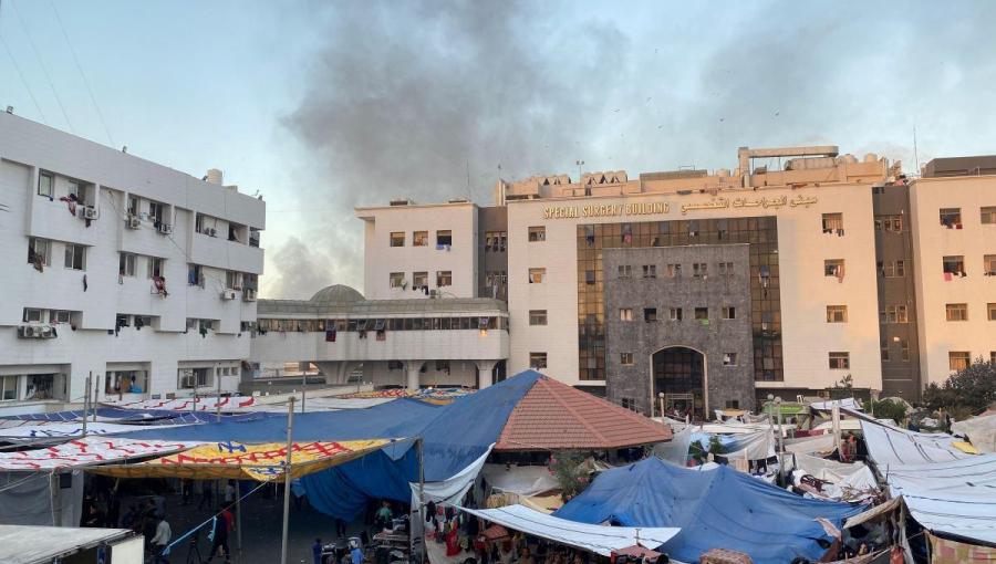 تصاعد الدخان من محيط مستشفى الشفاء وتظهر خيام النازحين في محيط المستشفى- رويترز