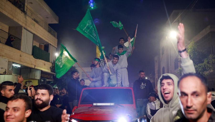 أسرى يحملون رايات حماس أفرج عنهم في أول أيام الهدنة  الضفة الغربية 24 تشرين الثاني 2023