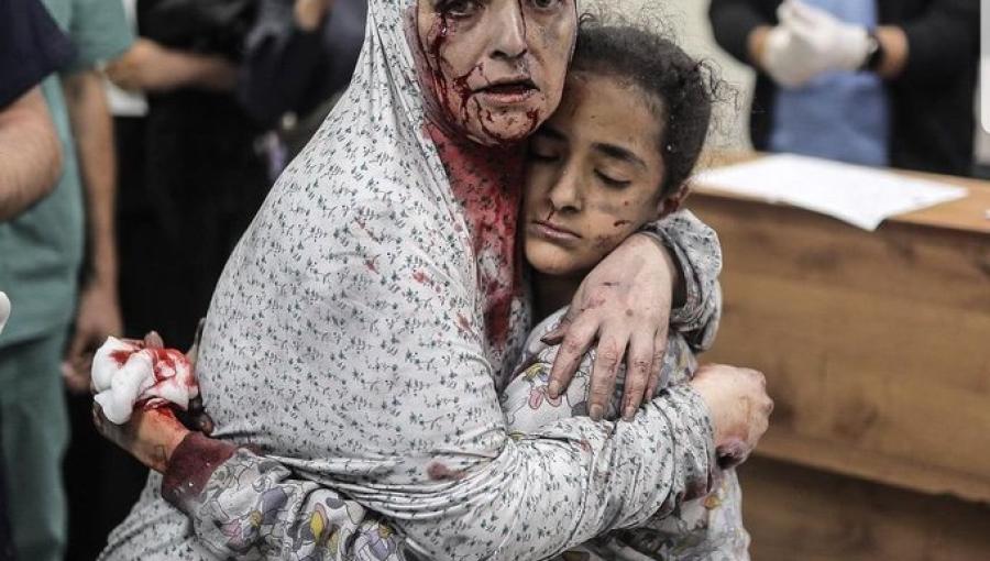 أم فلسطينية مغطاة بالدماء تحتضن ابنتها بعد أن نجا كلاهما من هجوم جوي إسرائيلي في غزة أم فلسطينية مغطاة بالدماء تحتضن ابنتها بعد أن نجا كلاهما من هجوم جوي إسرائيلي في غزة