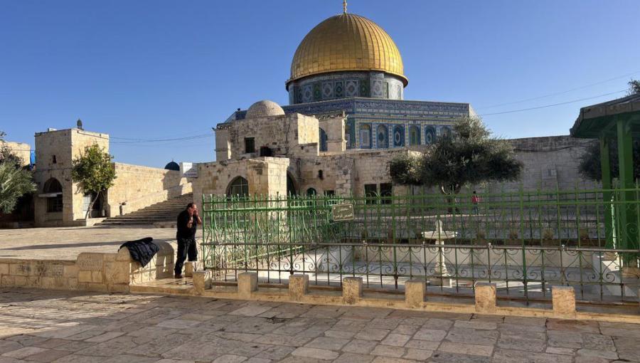 فلسطيني يتوضأ وحيدا أمام قبة الصخرة المشرفة لأداء صلاة الجمعة - 24 تشرين الثاني 2023