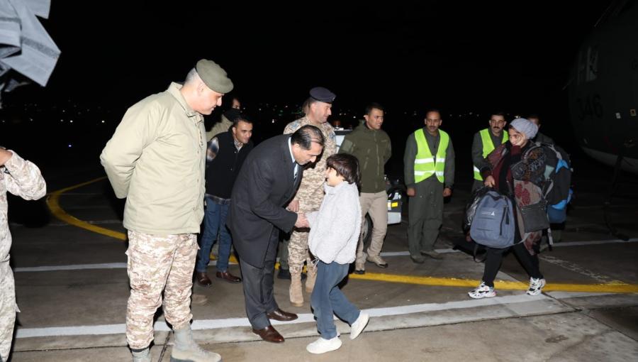 استقبال أردنيين بعد إجلائهم من قطاع غزة في مطار ماركا العسكري
