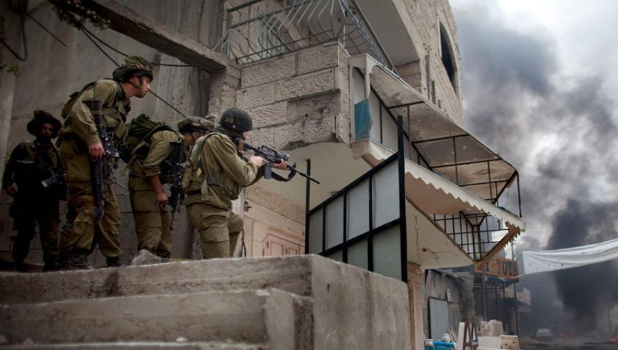 صورة أرشيفية لجنود الاحتلال أثناء اقتحامهم أحد المنازل