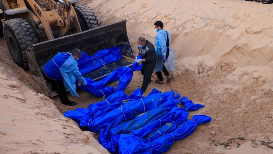 دفن جثث الشهداء الفلسطينيين في مقبرة جماعية 26/12/2023 | المصدر: فرانس برس