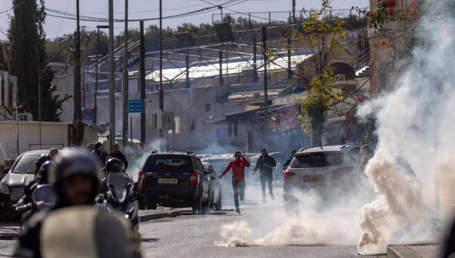 فلسطينيون يحاولون تجنب قنابل غاز أطلقها الاحتلال في القدس المحتلة 22/12/2023 | المصدر: القسطل الإخباري فلسطينيون يحاولون تجنب قنابل غاز أطلقها الاحتلال في القدس المحتلة 22/12/2023 | المصدر: القسطل الإخباري
