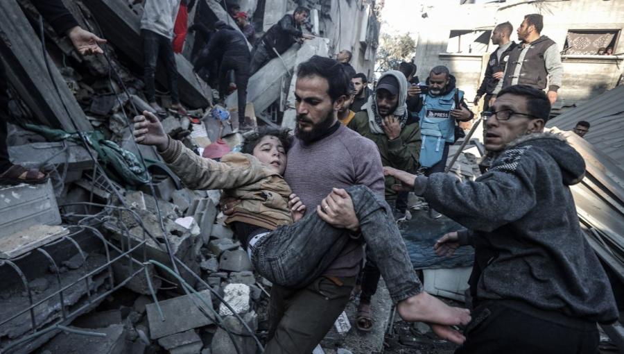 أب فلسطيني يحمل طفلته المصابة جراء غارة إسرائيلية على منزل في مدينة غزة 30/12/2023 | المصدر: وكالة الصحافة الفرنسية