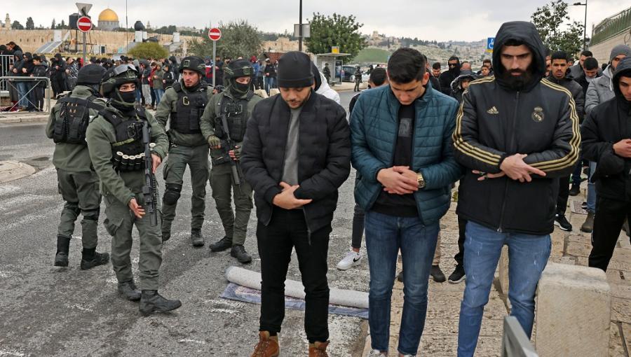 مصلون يؤدون صلاة الجمعة خارج باحات المسجد الأقصى المبارك 26/1/2024 | المصدر: وكالة &quot;وفا&quot; الفلسطينية