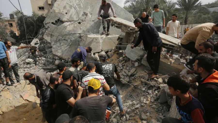 أهالي في غزة يحاولون إخراج المصابين والجثث من تحت الأنقاض إثر قصف الاحتلال الإسرائيلي | المصدر: الأناضول