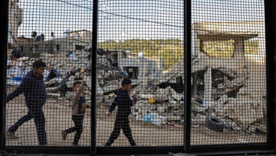 أطفال يسيرون قرب الأنقاض التي تسببت بها غارات الاحتلال الإسرائيلي على مخيم نور شمس في طولكرم أطفال يسيرون قرب الأنقاض التي تسببت بها غارات الاحتلال الإسرائيلي على مخيم نور شمس في طولكرم | المصدر: وكالة الأنباء الفرنسية