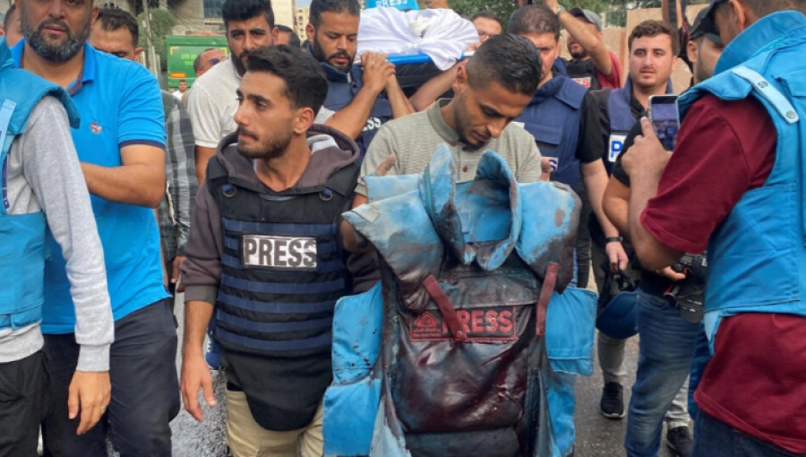 صحفي يحمل السترة الواقية لزميله محمود صبح الذي استشهد في غارة إسرائيلية | المصدر: رويترز