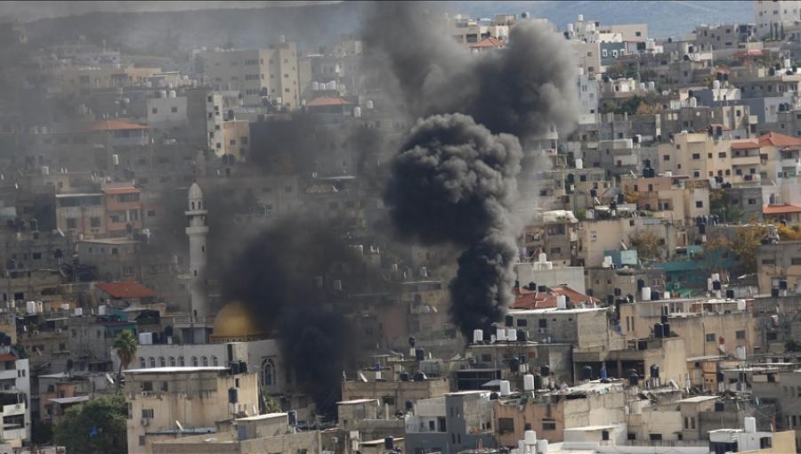 دخان متصاعد من مخيم نور شمس في طولكرم خلال اقتحام قوات الاحتلال الإسرائيلي | وكالة الأنباء الفرنسية
