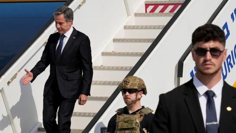 وزير الخارجية الأمريكي أنتوني بلينكن في مطار بن غوريون في تل أبيب 12/10/2023 | المصدر: رويترز