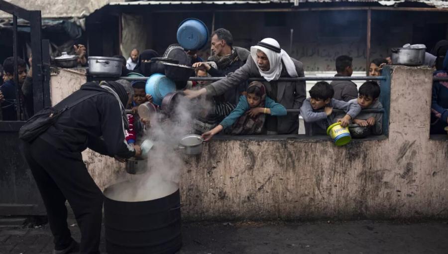 فلسطينيون يصطفون للحصول على الطعام في رفح 16/2/2024 | المصدر: يورونيوز