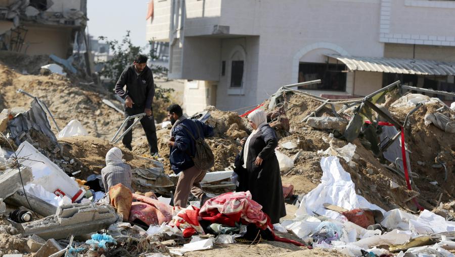 فلسطينيون في غزة يتفقدون أنقاض بيتهم بعد أن قصفه الاحتلال | المصدر: getty images