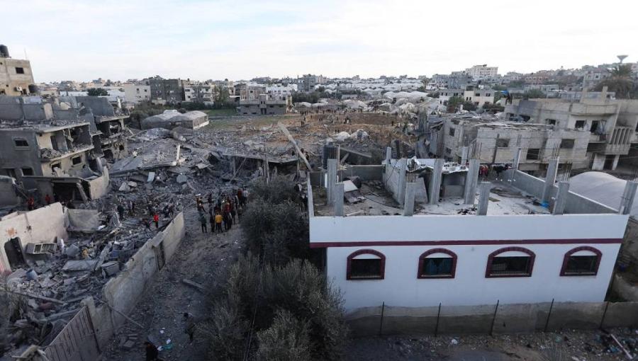 فلسطينيون في غزة يتفقدون الأنقاض بعد غارة للاحتلال الإسرائيلي على رفح جنوب غزة فلسطينيون في غزة يتفقدون الأنقاض بعد غارة للاحتلال الإسرائيلي على رفح جنوب غزة 12/2/2024 | المصدر: رويترز