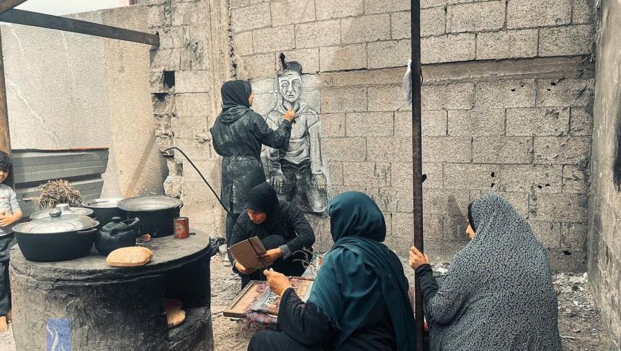 فتاة فلسطينية ترسم على جدران مركز إيواء في دير البلح رسمات تجسد معاناة النازحين فتاة فلسطينية ترسم على جدران مركز إيواء في دير البلح رسمات تجسد معاناة النازحين | المصدر: فلسطين بوست