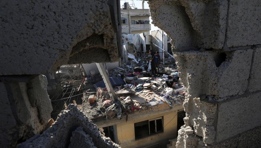 فلسطينيون يتفقدون موقع غارة إسرائيلية على منزل في رفح جنوب قطاع غزة 7/2/2024 | المصدر: رويترز