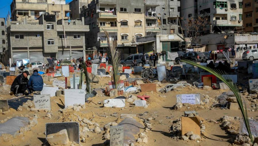 قبور الشهداء في محيط مجمع الشفاء الطبي بمدينة غزة 10/1/2024 | المصدر: وكالة الأنباء الفرنسية