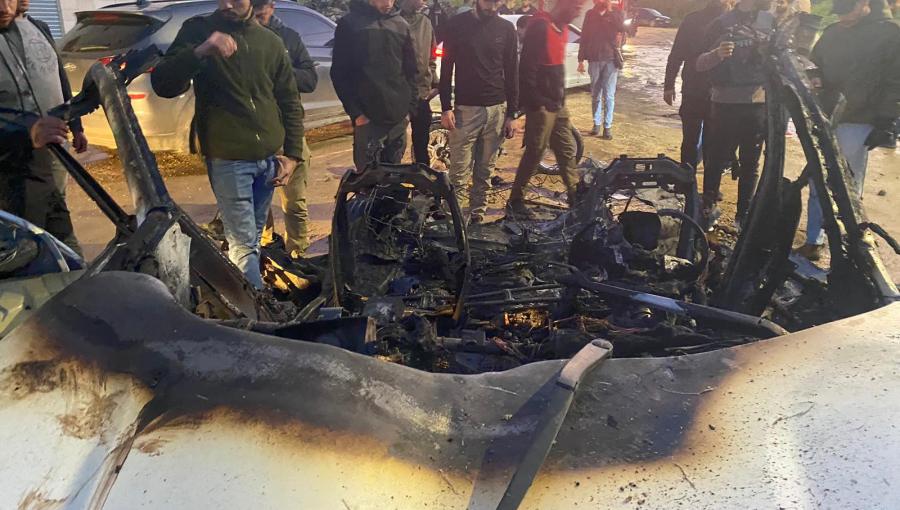 آثار الدمار التي طالت المركبة إثر استهدافها بقصف طائرة مسيّرة للاحتلال في جنين 20/3/2024 |المصدر: وكالة وفا الفلسطينية