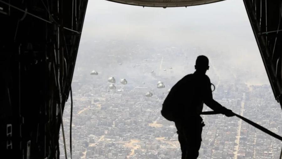 خلال الإنزالات الجوية على قطاع غزة خلال الإنزالات الجوية على قطاع غزة 31/3/2024 | المصدر: المركز الوطني للأمن وإدارة الأزمات