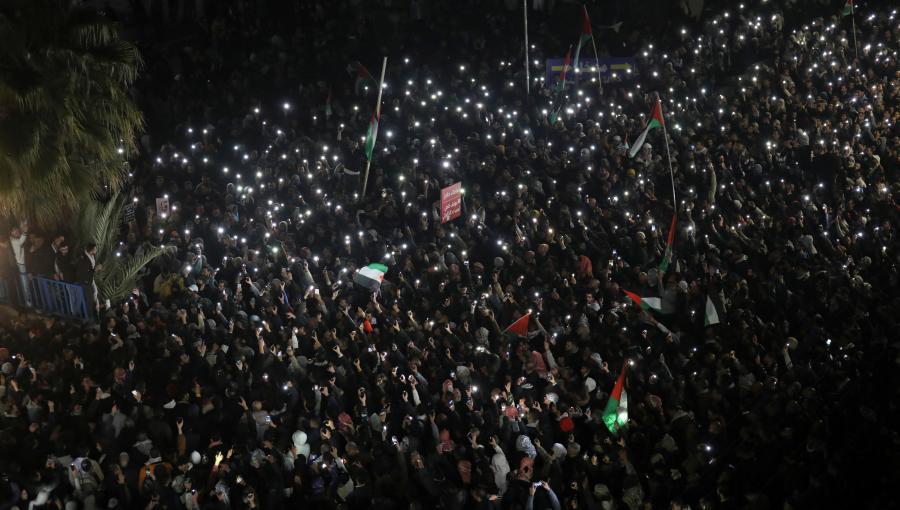 مظاهرات في عمان قرب سفارة الاحتلال الإسرائيلي احتجاجا على الإبادة الجماعية في غزة 26/3/2024 | المصدر: رويترز