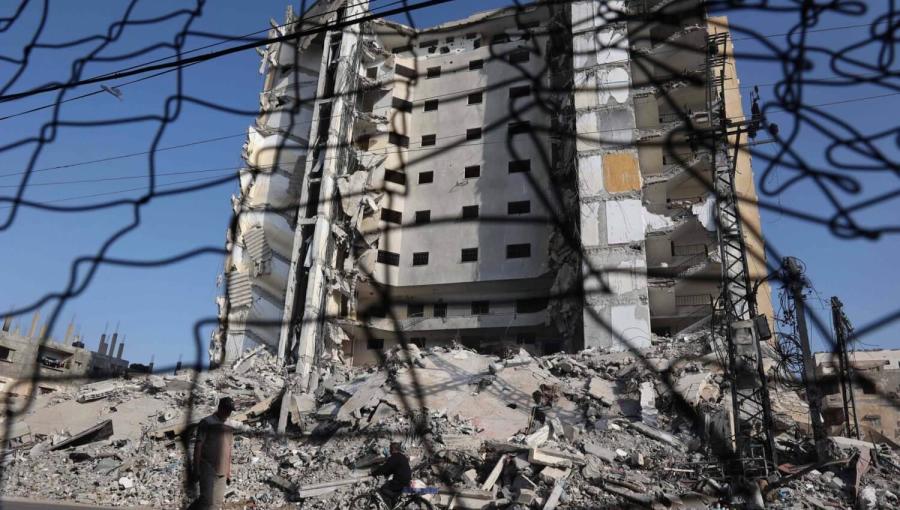 آثار الدمار الذي سببه قصف الاحتلال على أحد المباني في رفح جنوب غزة | المصدر: وكالة الأنباء الفرنسية