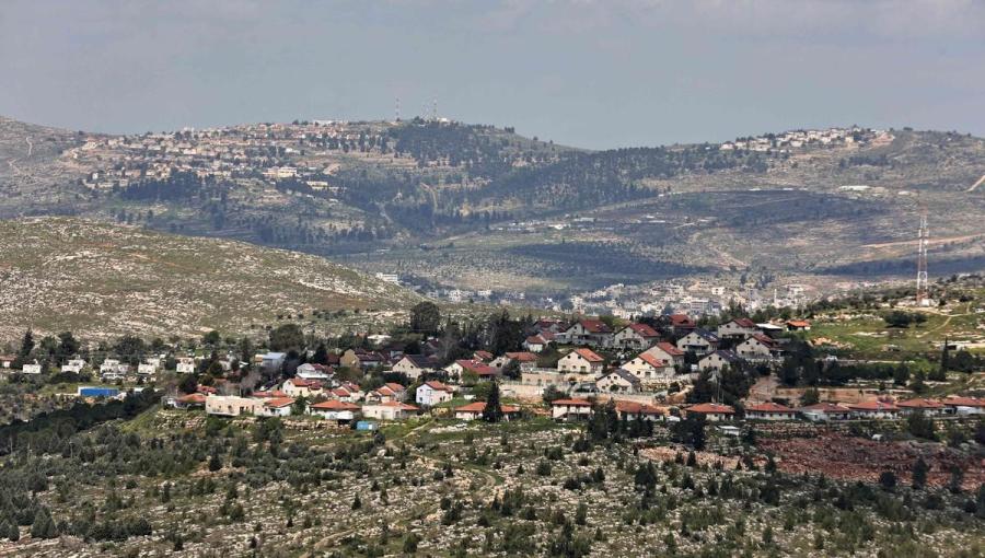 صورة ملتقطة من قرية عقربا جنوب نابلس تظهر مستوطنتي &quot;إيتامار وإيلون موريه&quot;