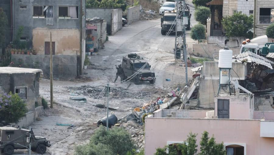 آلية للاحتلال الإسرائيلي تقتحم دير الغصون في طولكرم بالضفة الغربية | المصدر: رويترز