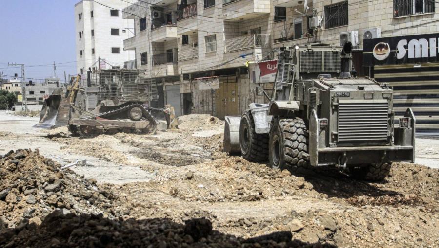 جرافة إسرائيلية تدمر البنية التحتية لمخيم جنين شمال الضفة الغربية 21/5/2024 | المصدر: وكالة الأنباء الألمانية