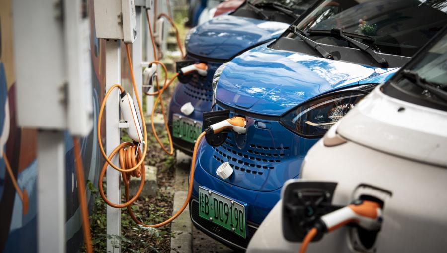 سيارات كهربائية سيارات كهربائية على محطات شحن