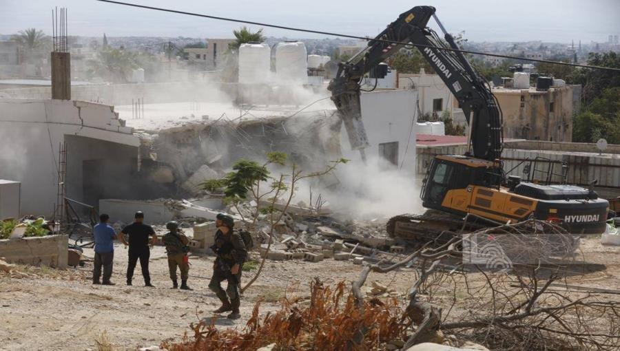 جرافة لجيش الاحتلال الإسرائيلي خلال هدم أحد المنازل بالضفة الغربية | المصدر: وكالة الأنباء الفلسطينية وفا