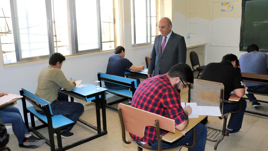 تفقد طلبة التوجيهي في قاعة الامتحان أرشيفية لتفقد طلبة التوجيهي في قاعة الامتحان