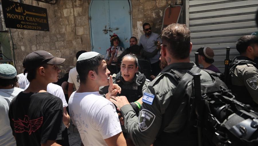 مستوطنون يعتدون على مقدسيين خلال مسيرة الأعلام الصهيونية في القدس المحتلة 5/6/2024 | المصدر: الأناضول